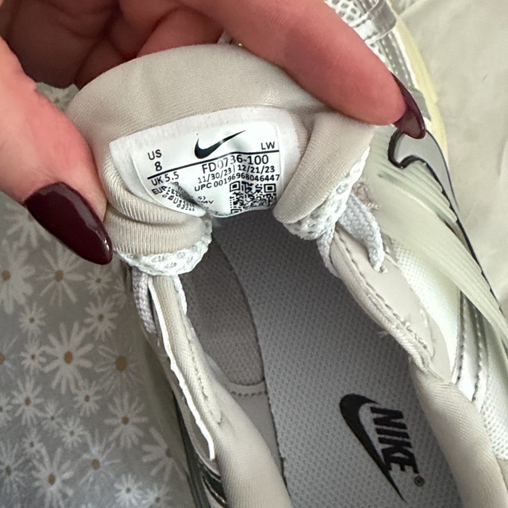 New In Box Nike V2K Run Sneakers size 8

Summit White/Pure Platinum/Light Iron - Picture 12 of 16